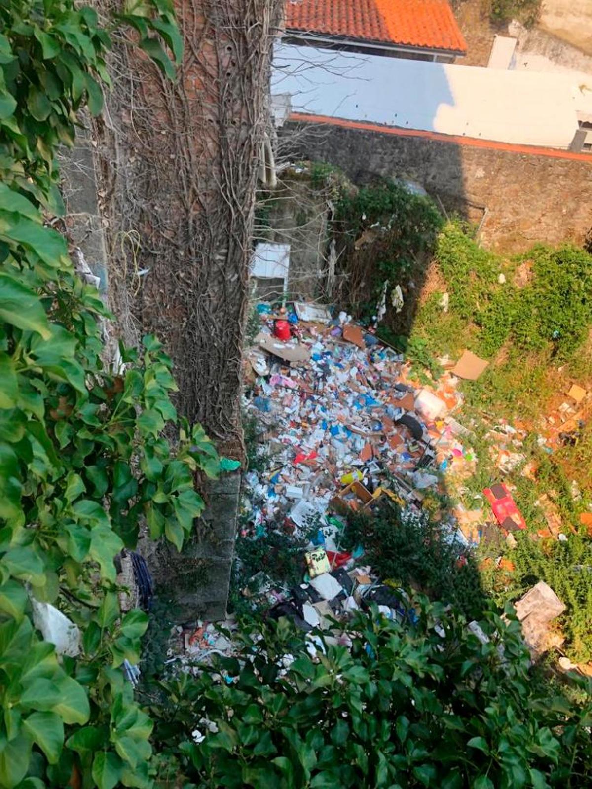 Imagen del solar propiedad de Ayuntamiento de Béjar que se encuentra lleno de basura, escombros y enseres.