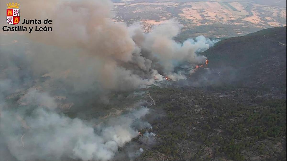 Avance de las llamas del incendio de Santa Cruz del Valle.