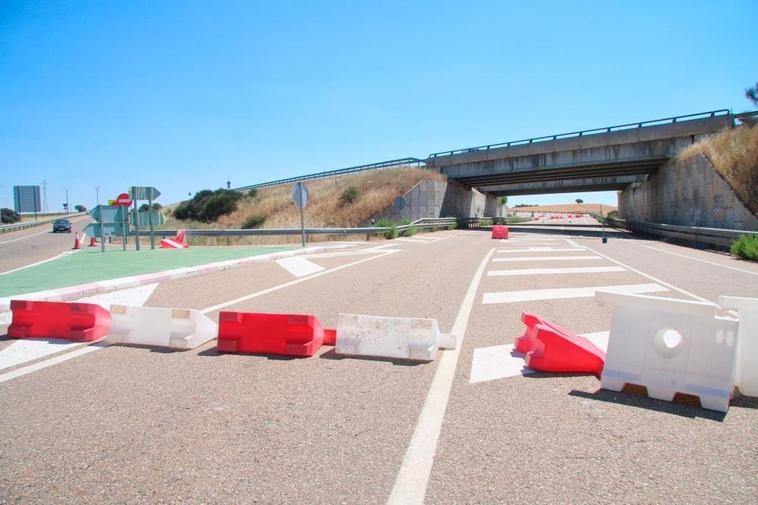 Un coche saliendo a la N-620 y el viaducto de Barbadillo con el acceso a la A-62 cortado.