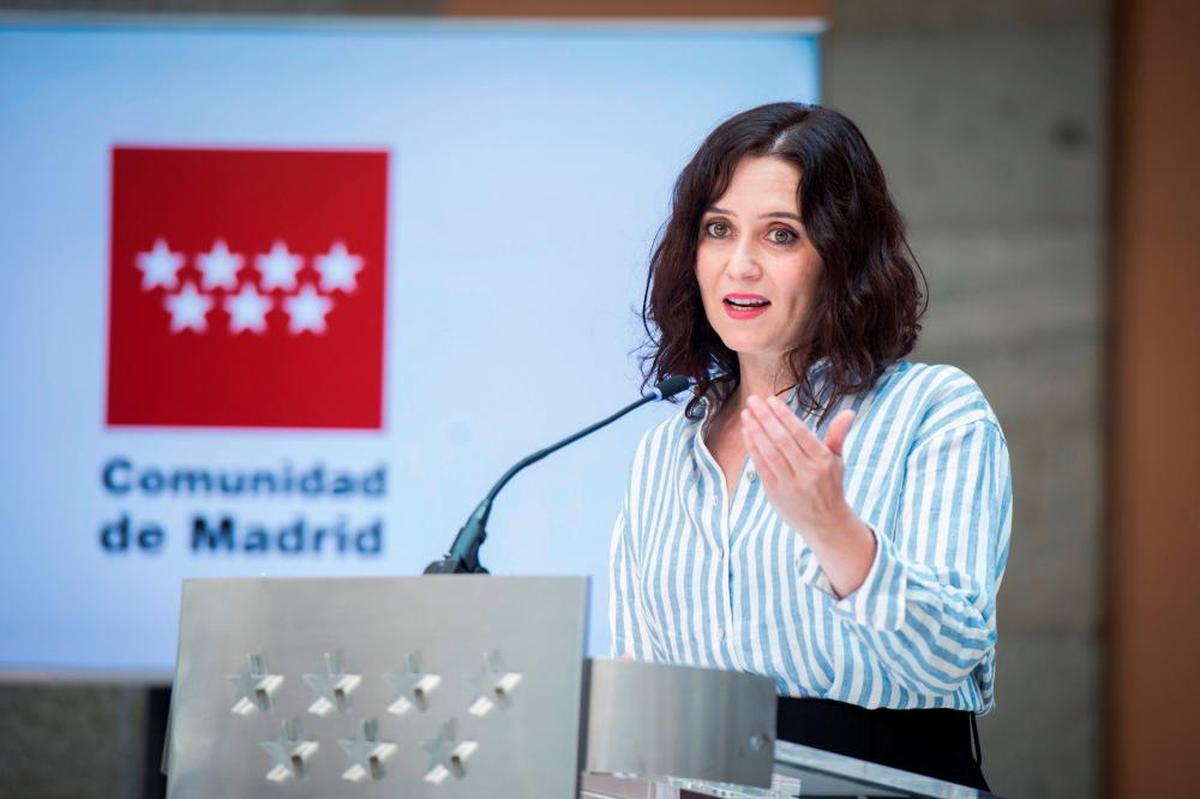 Ayuso lamenta que este martes “los únicos escaparates de Europa que estarán apagados sean los de España”