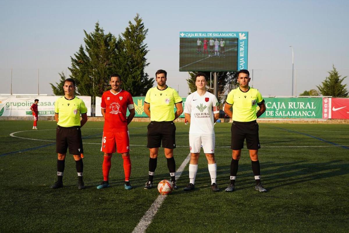 Los capitanes del Guijuelo y el Santa Marta con el trío arbitral en su partido amistoso