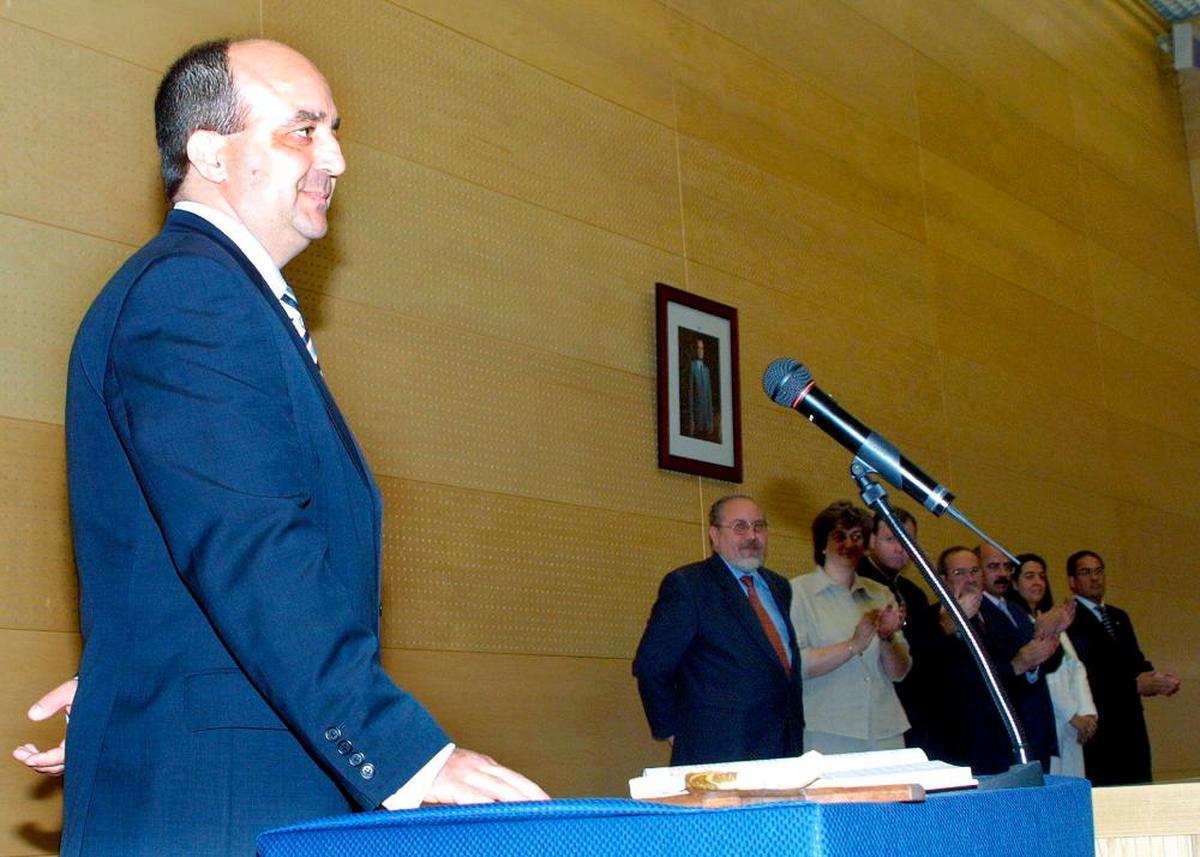 Pedro Medina tomó posesión por primera vez como director general de la PAC en 2003. En la imagen, con el entonces consejero José Valín | ARCHIVO