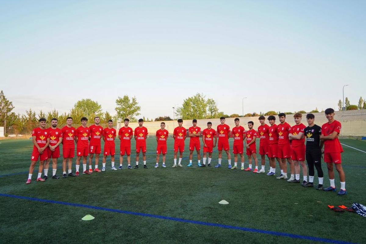 Plantel de salmantinos de la UD Santa Marta antes del entrenamiento del pasado viernes.