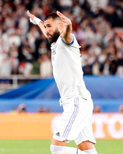 Benzema celebra su gol número 324 con la camiseta del Real Madrid.