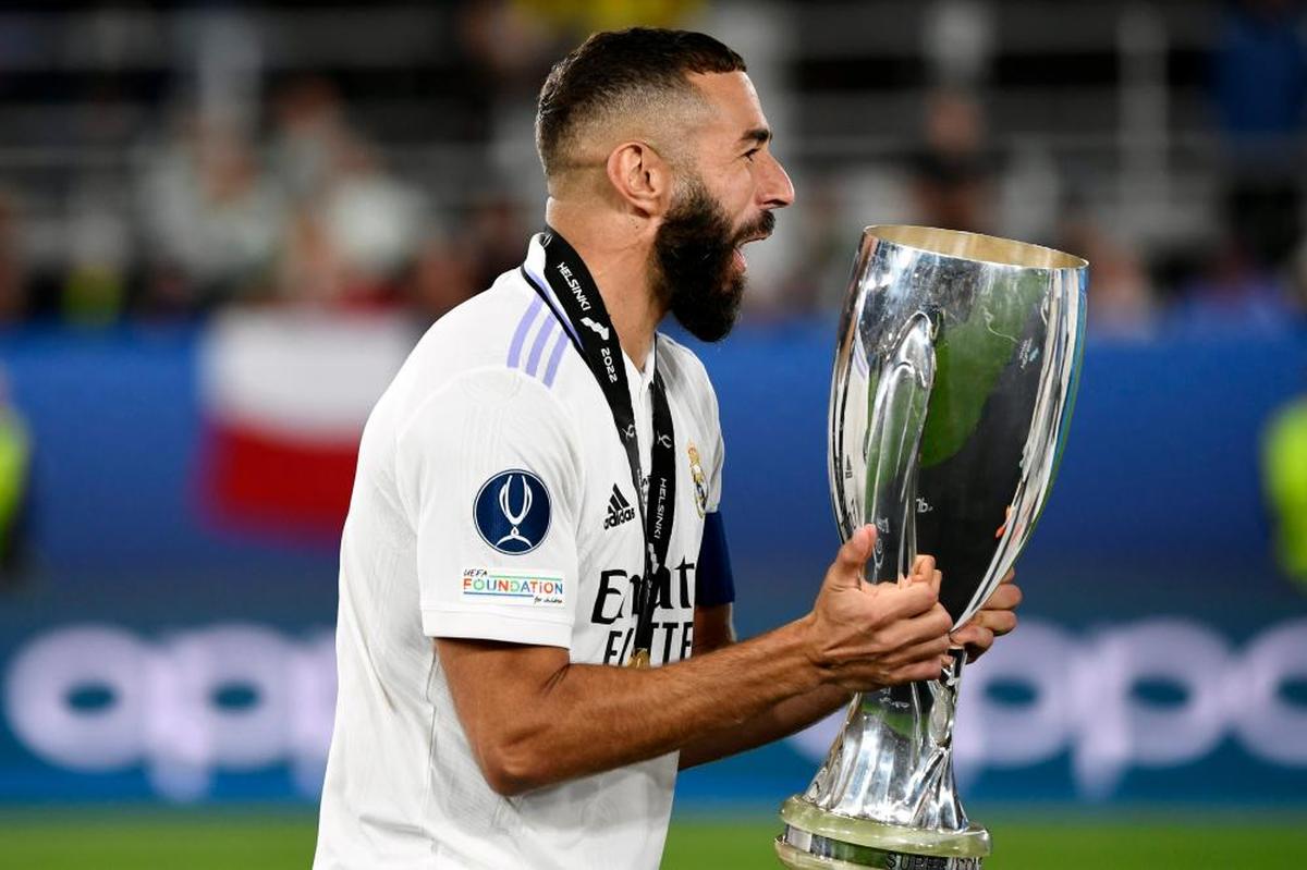 Karim Benzema con la Supercopa de Europa que consiguió el Real Madrid tras vencer 2-0 al Eintracht Frankfurt.