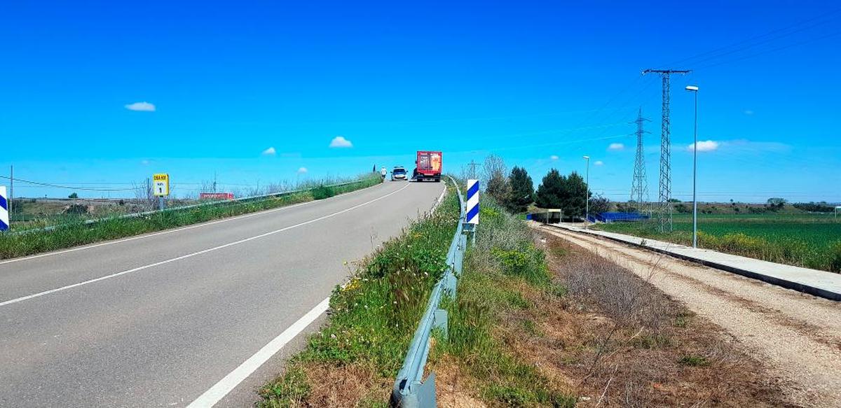 La carretera sin arcén que une Moriscos con Castellanos de Moriscos.