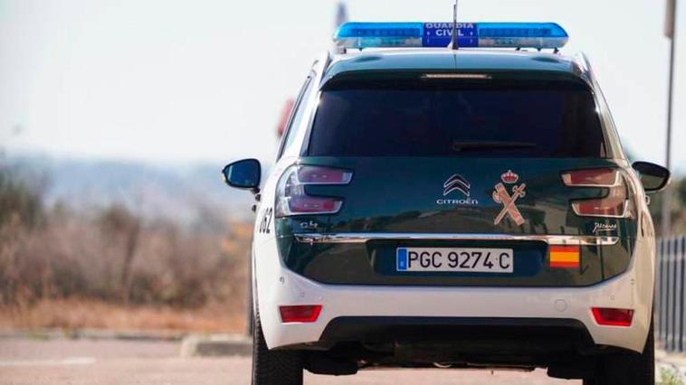 Un coche de la Guardia Civil parado en la carretera