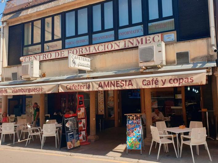 Comida, bebida, o un tentempié, todo al alcance en Amnesia.