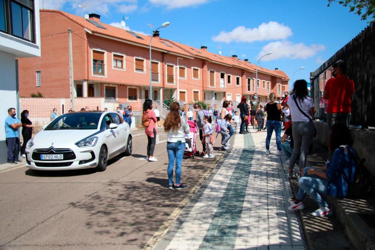 Los escolares de Villares de la Reina a la salida del colegio.