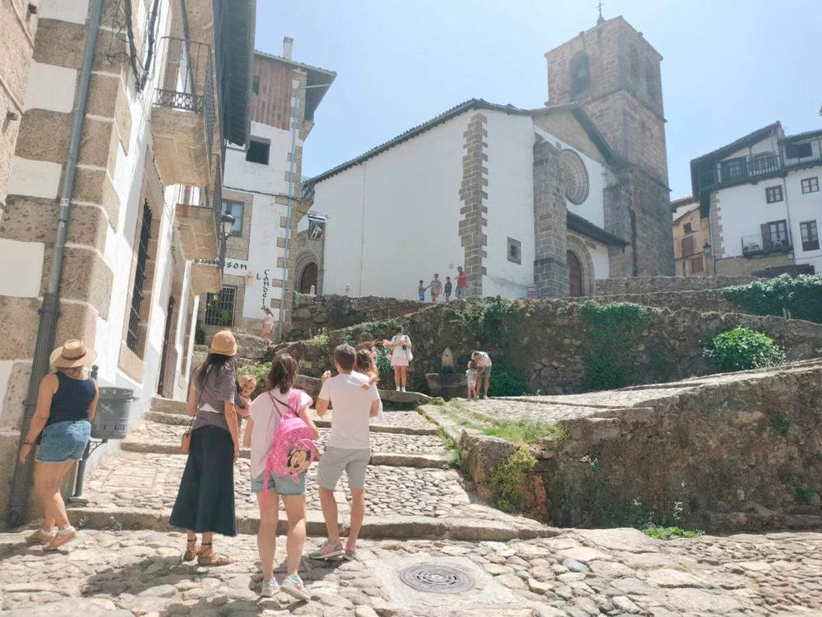 Imagen de turistas y visitantes en la Cuesta de la Romana de Candelario, en la mañana de este viernes