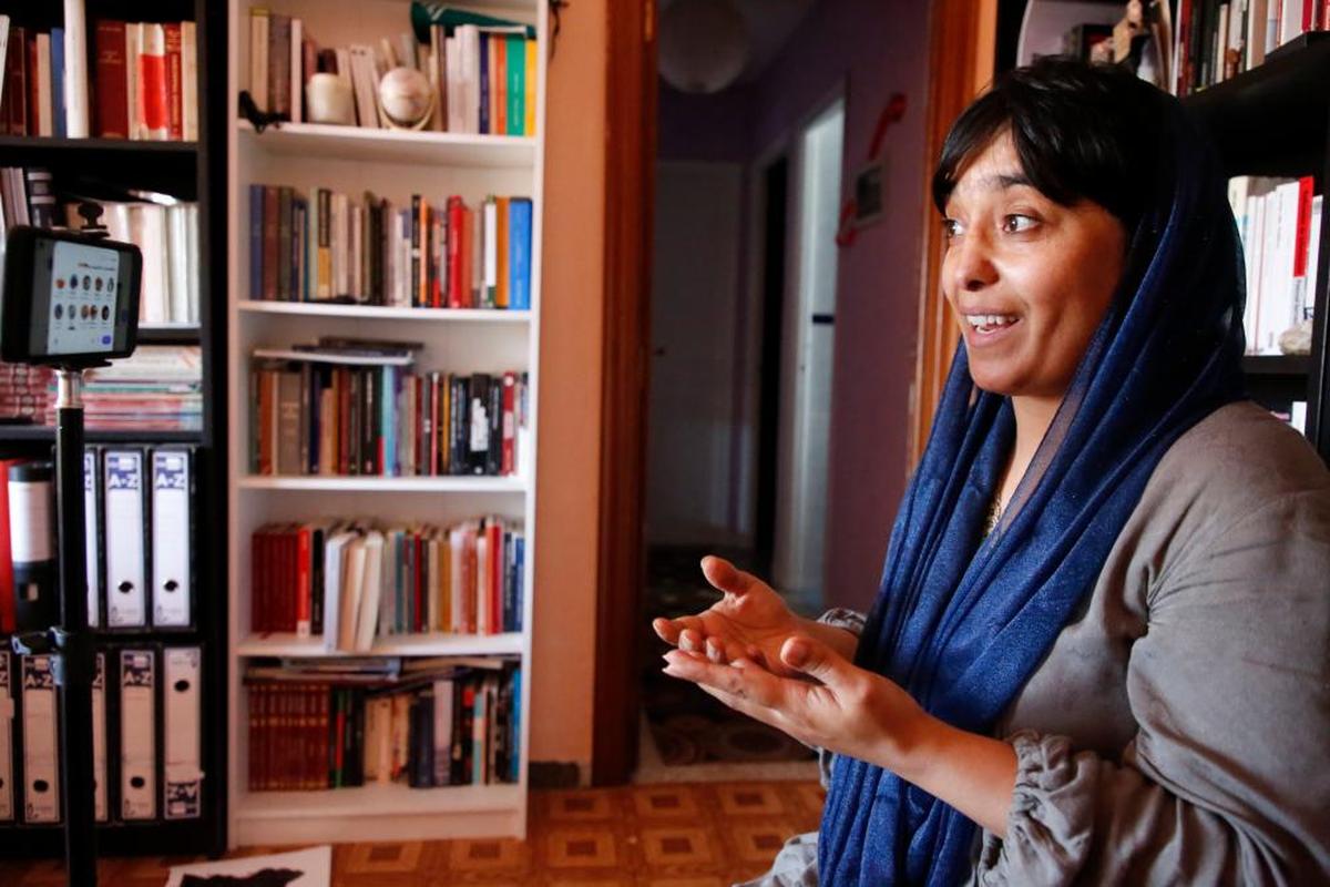 Massouda, en una videoconferencia desde su vivienda donde traslada a todo el mundo la realidad de las mujeres en Afganistán.
