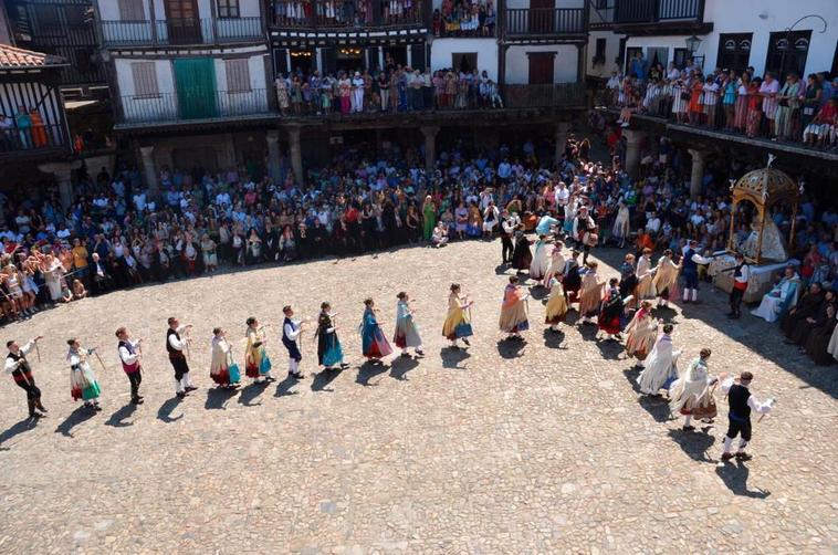 Uno de los bailes realizados ayer ante la Virgen durante la intensa jornada de danzas tradicionales.