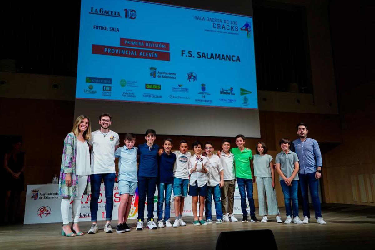 EQUIPO GANADOR PRIMERA ALEVINES FÚTBOL SALA. El Fútbol Sala Salamanca recibe el trofeo de manos de Natalia González, directiva de la Real Federación de Castilla y León de Fútbol