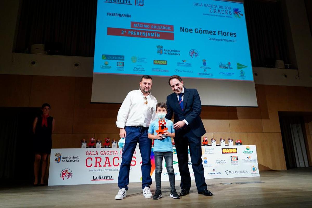 MÁXIMO GOLEADOR TERCERA PREBENJAMÍN. Noe Gómez Flores, del Castellanos de Villiquera, recibe el trofeo de manos de Alejandro Segalás, jefe de Deportes de LA GACETA