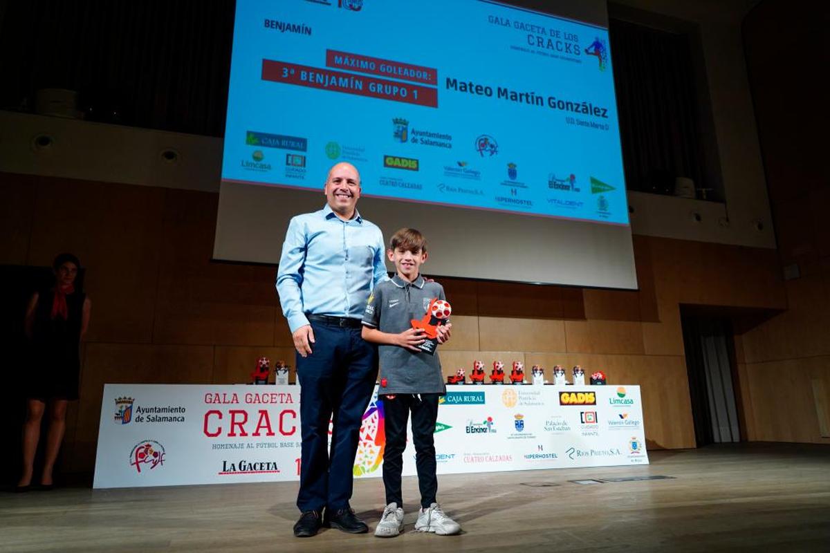 MÁXIMO GOLEADOR TERCERA BENJAMÍN GRUPO 1. Mateo Martín González, del Santa Marta D, recibe el trofeo de manos de José Luis Santos Garzón, director comercial de Hiperhostel