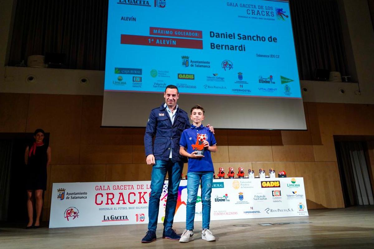 MÁXIMO GOLEADOR PRIMERA ALEVÍN. Daniel Sancho de Bernardi, del Salamanca UDS, recibe el trofeo de manos de Carlos Rubio Carpio, director de Clínica Vitaldent de la Avenida de Villamayor