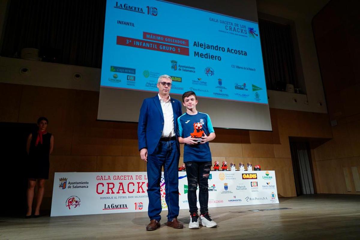 MÁXIMO GOLEADOR TERCERA INFANTIL GRUPO 1. Alejandro Acosta, del Villares de la Reina B, recibe el trofeo de manos de Francisco Javier García Gómez, administrador del Hotel Restaurante Cuatro Calzadas