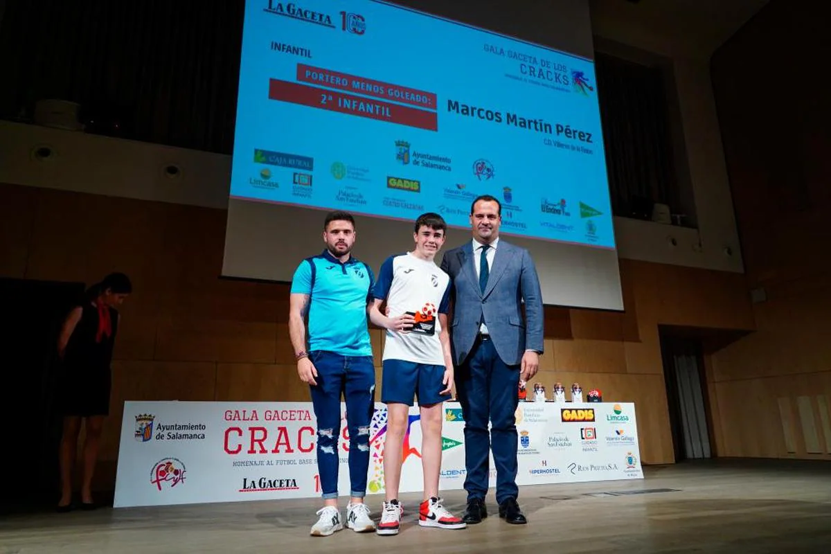 PORTERO MENOS GOLEADO SEGUNDA INFANTIL. Marcos Martín Pérez, del Villares de la Reina, recibe el trofeo de manos de David Mingo, alcalde de Santa Marta de Tormes