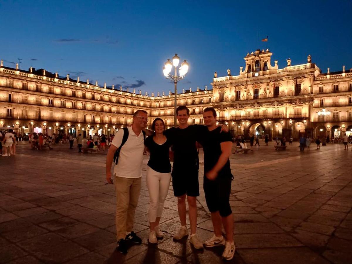 La familia Schuster, en la Plaza Mayor durante su visita a Salamanca.