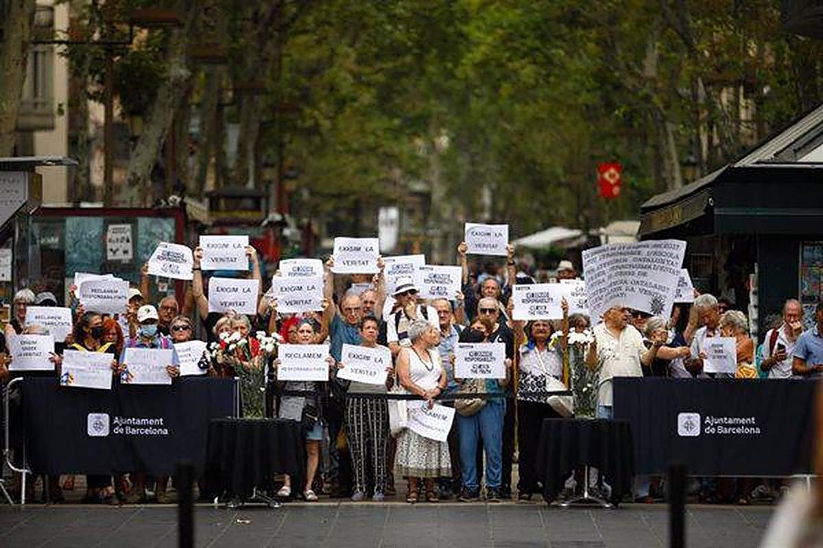 Unas 40 personas protestan en el homenaje a las víctimas del 17-A en el quinto aniversario del atentado.