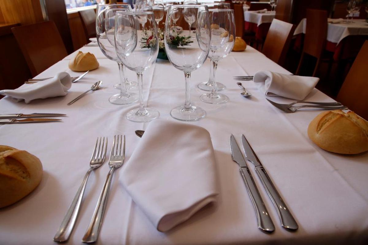 Mesa preparada para recibir a los clientes en un restaurante de Salamanca.