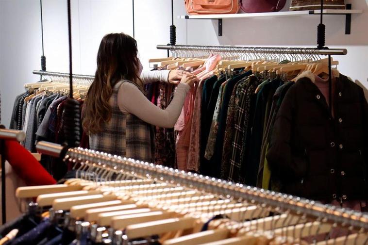 Mujer en una tienda de ropa.