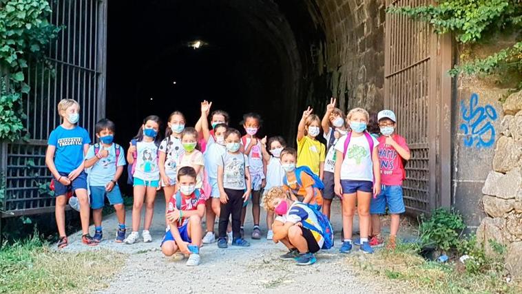 Un grupo de niños participando en una actividad infantil en Béjar