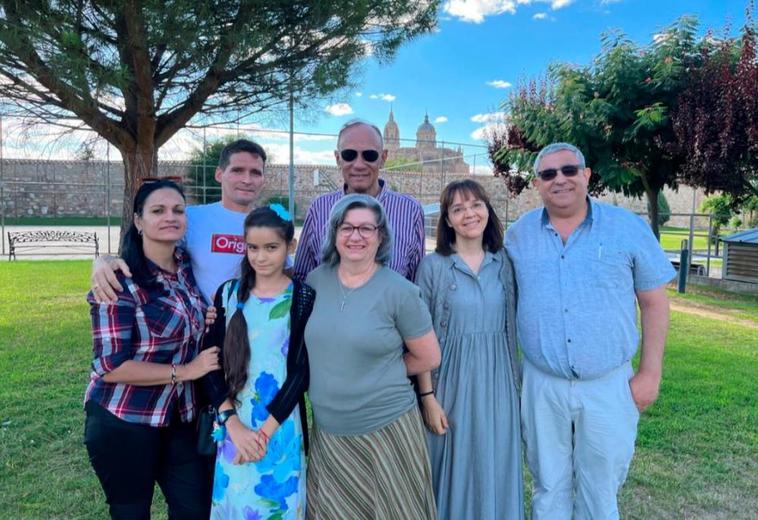 Yalina, Dámaso, Isabela, Daniel, Alina, Daniela y Policarpo, reunidos en Salamanca.