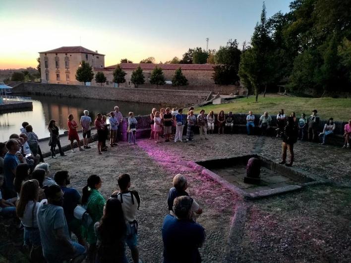 Imagen de los asistentes a una de las visitas teatralizadas en la rotonda en la parte alta de El Bosque.