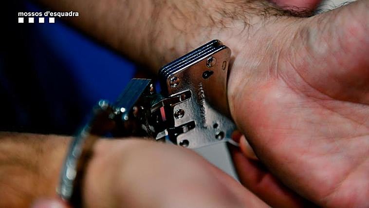 Un hombre esposado por los Mossos