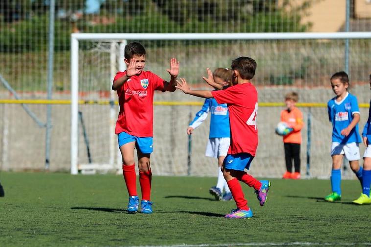 Dos jugadores del Alba de Tormes celebran un tanto marcado la temporada pasada ante el San Agustín.