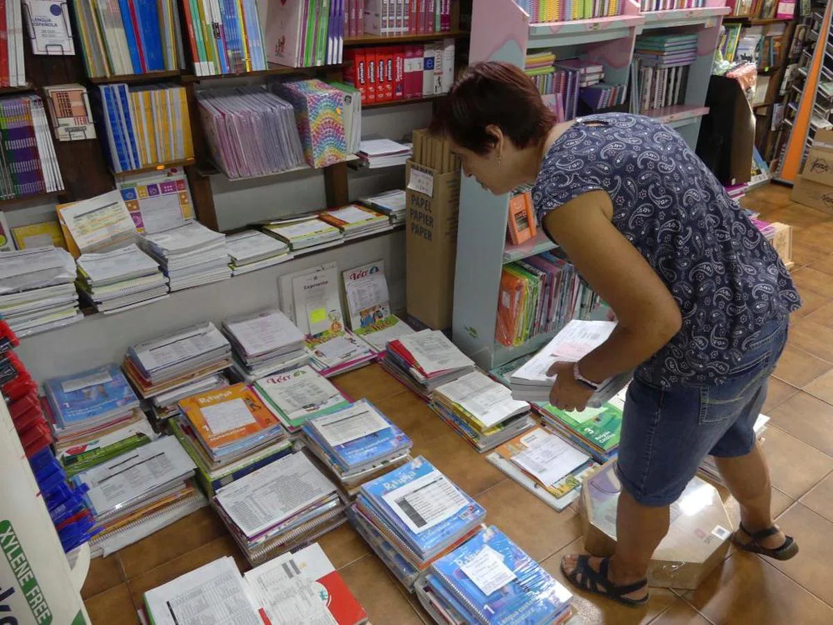 Una librería organizando los lotes de libro para que los recojan las familias