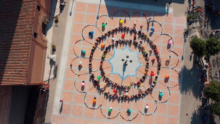 CONCURSO ‘Así somos en mi pueblo’: Un botón charro gigante ‘invade’ Paradinas de San Juan