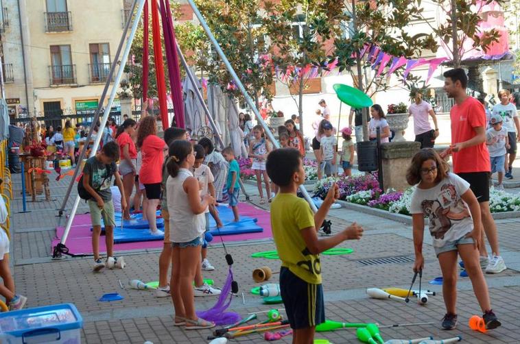 Juegos de destreza como el diábolo retaron a los más pequeños.