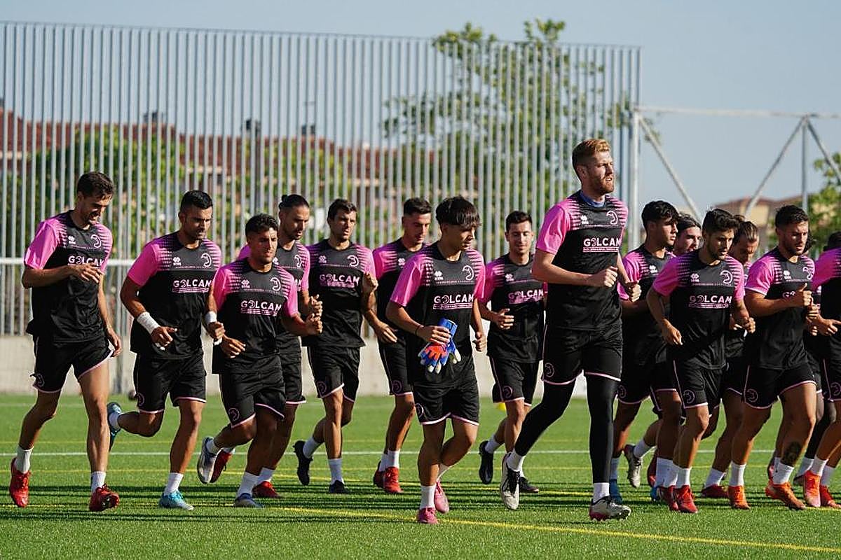 Parte de la plantilla del Unionistas durante un entrenamiento de la pretemporada.