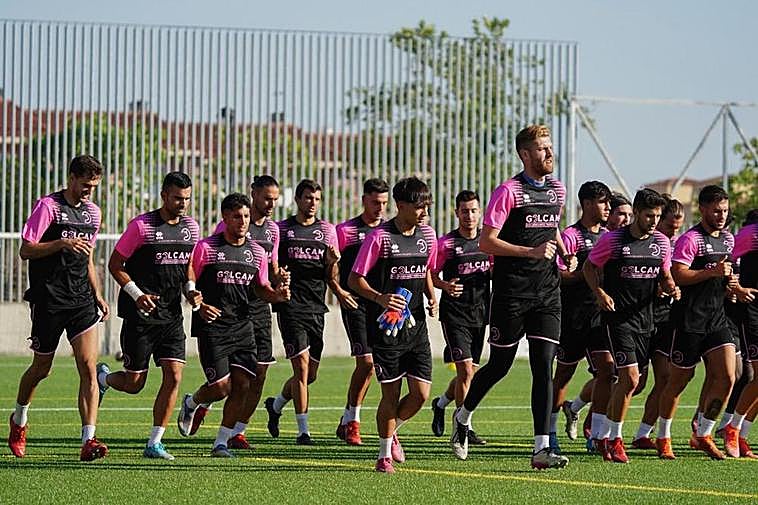 Parte de la plantilla del Unionistas durante un entrenamiento de la pretemporada.
