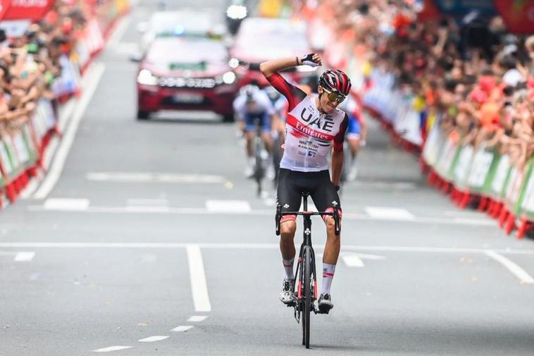 Marc Soler, del UAE Team Emirates celebra su victoria en la quinta etapa de La Vuelta Ciclista a España.