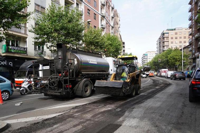 Trabajos de renovación del firme en la avenida de Mirat.