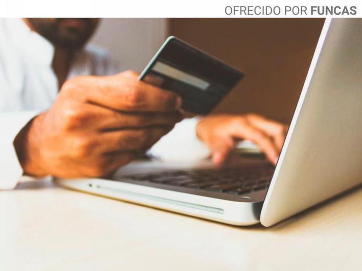 Una persona realiza una operación en la banca online.