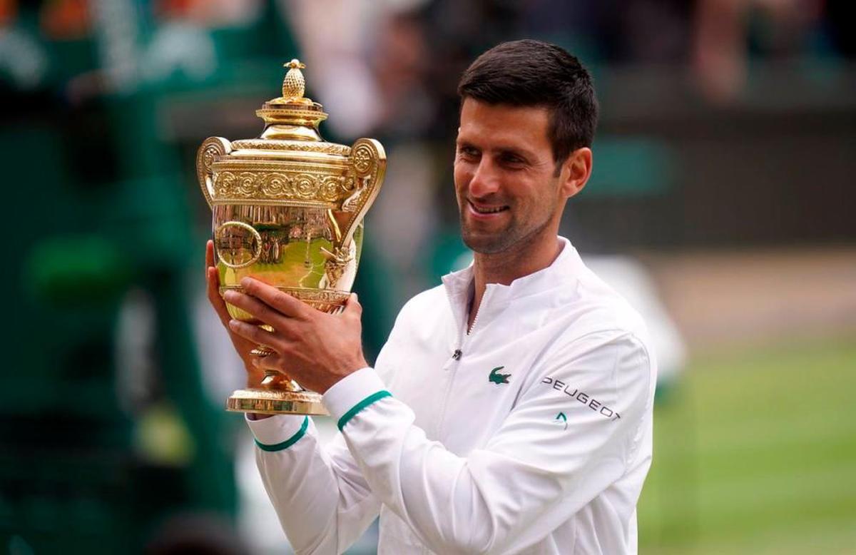 Novak Djokovic posa con su trofeo de campeón de Wimbledon 2022.