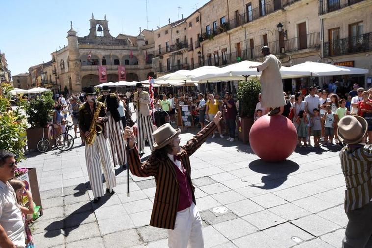 La Plaza Mayor de Ciudad Rodrigo durante el estreno ayer de “Ambulantes”, de Z Teatro- La Escalera de Tijera.