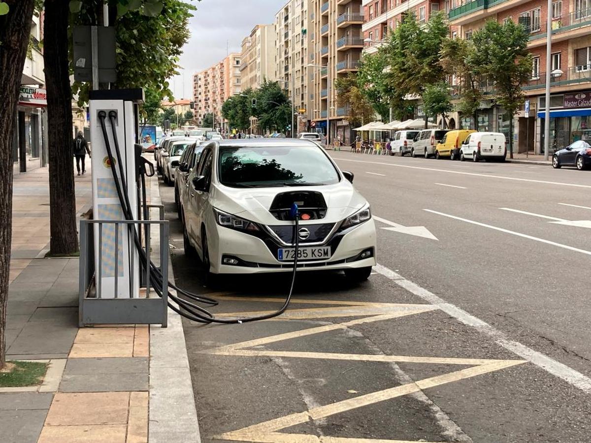 Un vehículo en el punto de recarga eléctrico del paseo de la Estación