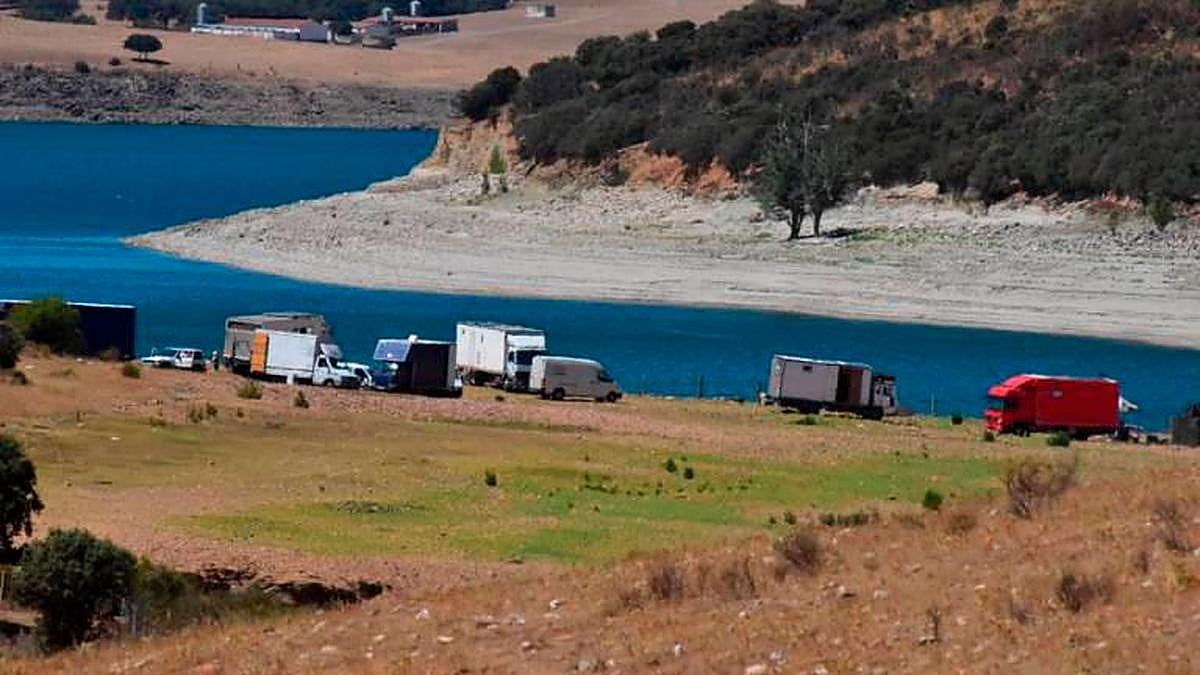 Los vehículos en la acampada ilegal del pantano de Santa Teresa
