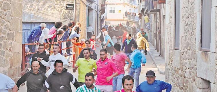 El segundo encierro con caballos de las fiestas de San Bartolo en Aldeadávila de la Ribera celebrado durante las primeras horas de la pasada mañana.