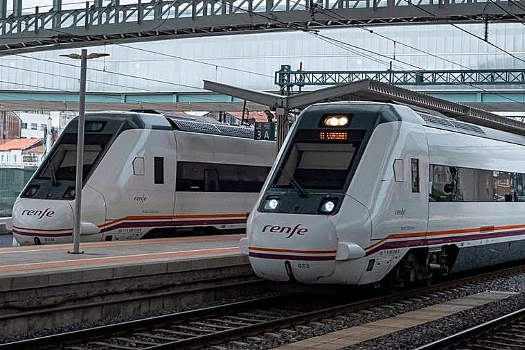 Trenes de cercanías parados en las vías de la estación de trenes de Santiago de Compostela.
