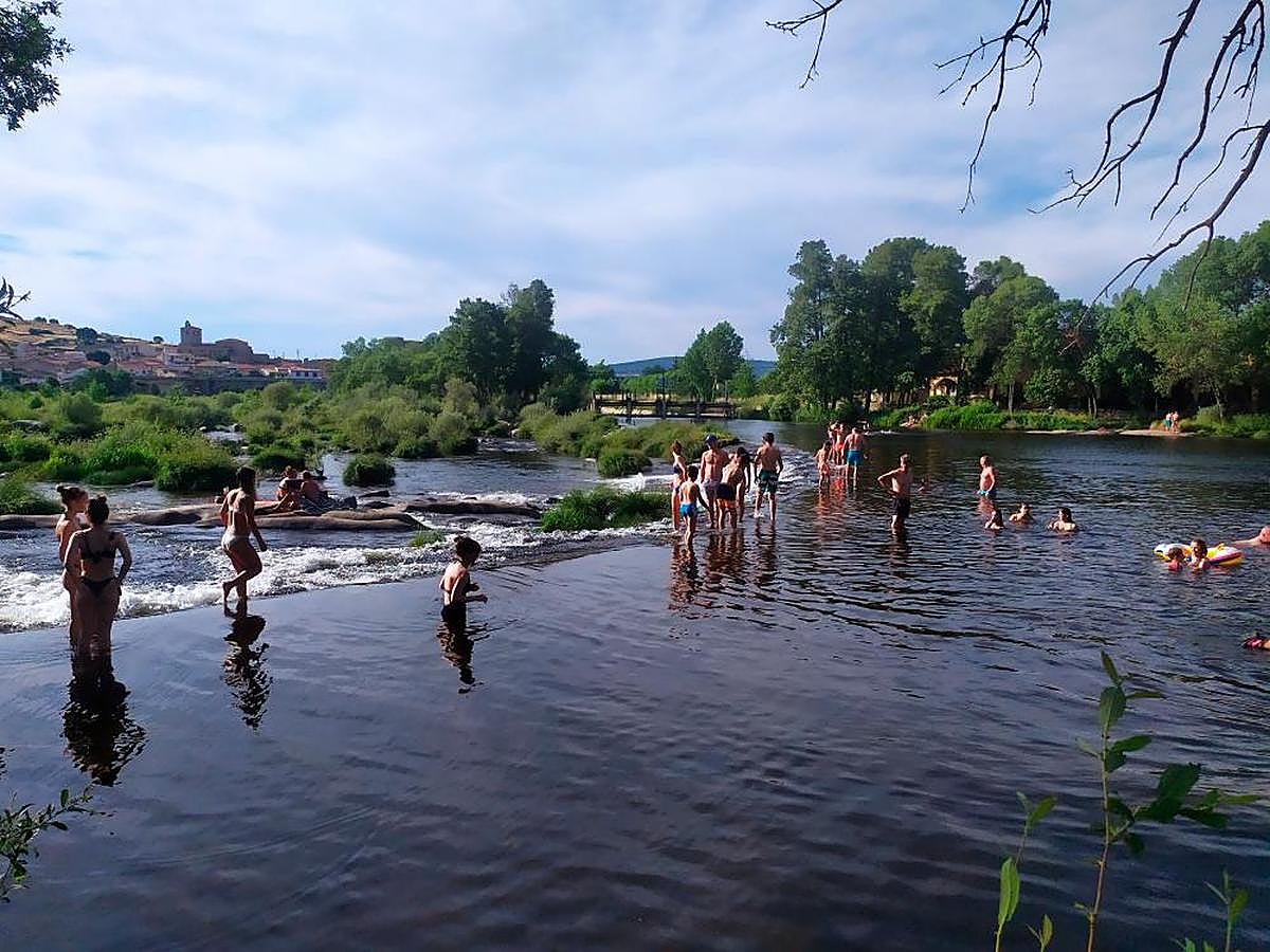 Bañistas en la playa fluvial de Puente de Congosto.