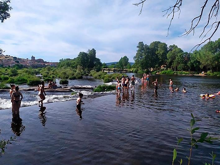 Bañistas en la playa fluvial de Puente de Congosto.