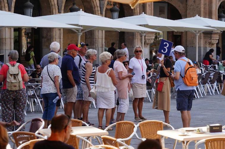 Turistas en la Plaza Mayor de Salamanca.