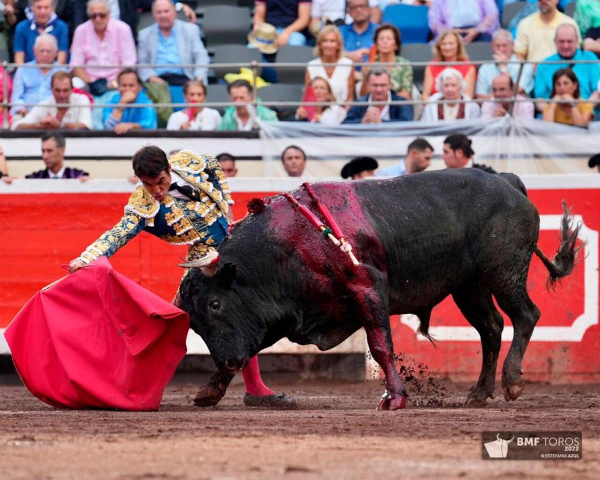 Largo muletazo de López Chaves al primero de la tarde en Bilbao.