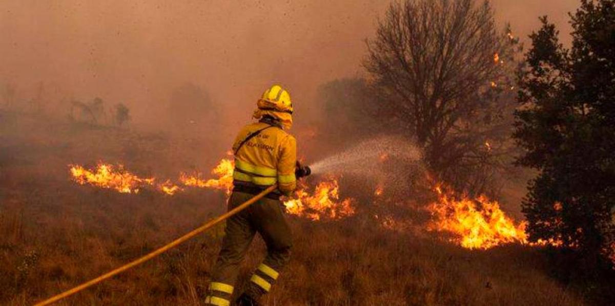 Un bombero trata de apagar un incendio